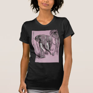 Elefant, der durch die waldreiche Savanne in Rosa T-Shirt