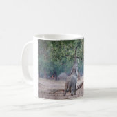 Elefant, der nach Acacia-Baum strebt Kaffeetasse (Vorderseite Links)