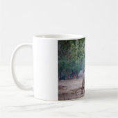 Elefant, der nach Acacia-Baum strebt Kaffeetasse (Links)