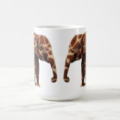 Elefant, der sein eine Giraffe denkt Kaffeetasse (Mittel)