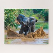 Elefant des Babys spielt im Schlamm Puzzle (Horizontal)