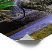 Elefant eines Babys spielt im Wasserfall Poster (Ecke)