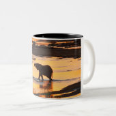 Elefant im Fluss bei Sunset Zweifarbige Tasse (VorderseiteRechts)