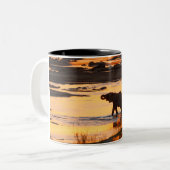 Elefant im Fluss bei Sunset Zweifarbige Tasse (Vorderseite Links)