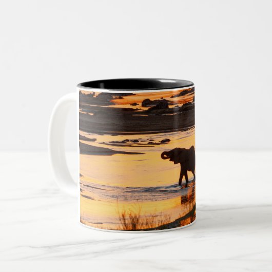 Elefant im Fluss bei Sunset Zweifarbige Tasse (Vorderseite Links)