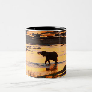 Elefant im Fluss bei Sunset Zweifarbige Tasse