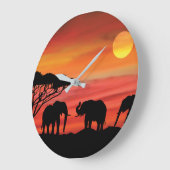 Elefant im Serengeti Sunset Große Wanduhr (Winkel)
