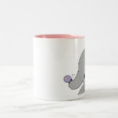 Elefant mit der Schmetterlings-Tasse Zweifarbige Tasse (Mittel)