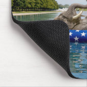 Elefant schwebt im Pool der National Mall Mousepad (Ecke)