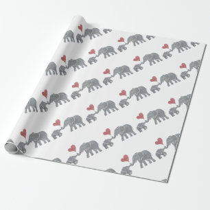 Elefant umarmt graue Mama und Baby mit rotem Geschenkpapier