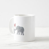 Elefant umarmt graue Mama und Baby mit rotem Kaffeetasse (Vorderseite Links)