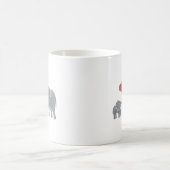 Elefant umarmt graue Mama und Baby mit rotem Kaffeetasse (Mittel)