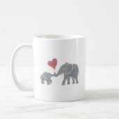 Elefant umarmt graue Mama und Baby mit rotem Kaffeetasse (Links)