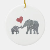 Elefant umarmt graue Mama und Baby mit rotem Keramikornament (Vorne)