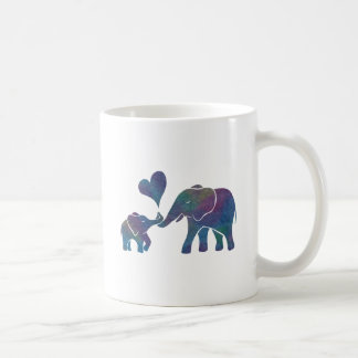 Elefant umarmt Regenbogen-Mama und Baby mit Herzen Kaffeetasse