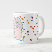Elefant und Bär umarmen Jumbo-Tasse (Vorderseite Rechts)