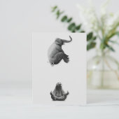 Elefant und meditierende Sloth Harmonie Postkarte (Stehend Vorderseite)