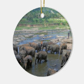 Elefanten, die im Fluss Sri Lanka baden Keramik Ornament (Links)