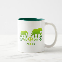 Elefanten in Frieden spazieren Zweifarbige Tasse