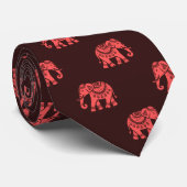 Elefanten in rot gekleidet (im Dunkeln) Krawatte (Gerollt)