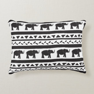 Elefanten, Linien, Dreiecke, dekorativ nahtlos. Dekokissen