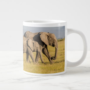 Elefantenfamilie beim Gehen Jumbo-Tasse
