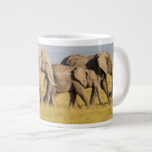 Elefantenfamilienwandern Jumbo-Tasse (Vorderseite Rechts)