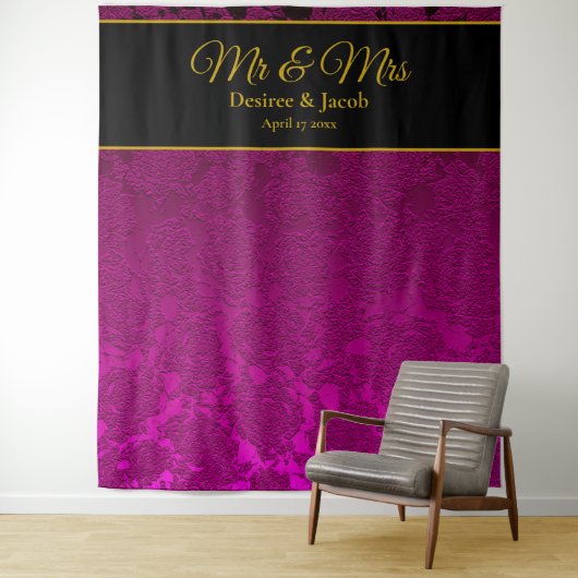 Elegan Fuchsia Pink Gold Black Mr & Mrs Backdrop Wandteppich (Beispiel)