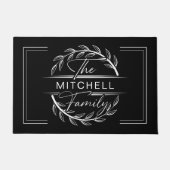 Elegan Mit Monogramm Schwarz-weißer Familienname Fußmatte (Vorderseite)