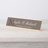Eleganbraun, weiß, Monogramm und Name Schreibtischnamensplakette (Vorderseite )