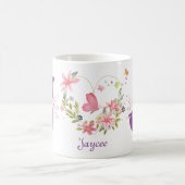 Eleganfarbene Blütenschmetterlingsmonogramm J Kaffeetasse (Mittel)