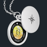 Elegant 13. Hochzeitstag in der Stadt Medaillon<br><div class="desc">Feiern Sie mit diesem Gedenklocket das 13. Jubiläum der Stadt! Elegante schwarze Serifen und serifenlose Schriftzeichen mit sechseckigen Konfetti auf gelb-orangefarbenem Mosaikhintergrund sorgen für eine unvergessliche Touch dieses besonderen Anlasses und Meilensteins. Passen Sie sich mit den Namen des glücklichen Paares und den Terminen für ihren Stadtjubiläum an. Design © W.H....</div>