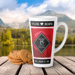 Elegant 15. Rose Hochzeitstag Milchtasse<br><div class="desc">Feiern Sie das 15. Rose Hochzeitstag mit dieser stilvollen latten Tasse! Elegante, weiße Schriftzeichen auf einem romantischen rote Rose-Hintergrund, umgeben von schwarz-weißen Bars, verleihen diesem besondere Anlass und Meilenstein eine unvergessliche Touch. Personalisieren Sie mit den Namen des Paares und den Jahren der Ehe. Design © W.H. Sim, Alle Rechte vorbehalten....</div>