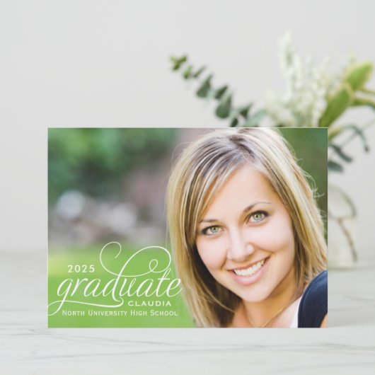 Elegant 2025 Graduate in Script Foto Abschluss Einladung (Stehend Vorderseite)