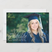 Elegant 2025 Graduate in Script Foto Abschluss Einladung (Vorderseite)