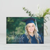 Elegant 2025 Graduate in Script Foto Abschluss Einladung (Stehend Vorderseite)