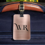 Elegant 2 Monogramm Erstrosa Rose Gold Metal Gepäckanhänger<br><div class="desc">Girly Stylish Moderne elegante Rose Gold Metal 2 Ornament Monogram Initial Custom Personalisiert Personalisiert Luggage Bag Tag. Dieses Design mit zwei (2) Ornament-Monogramm erste typografische Schriftart und die Rückseite Adresse Info über Rose Gold Brushed Metal (Rosa Gold metallische Folie Look)Hintergrund. Diese sind einfach zu anpassen. Stilvolles Geschenk für Hochzeit, Brautparty,...</div>