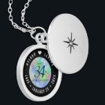 Elegant 34. Opal Hochzeitstag Medaillon<br><div class="desc">Gedenken Sie den 34. Hochzeitstag mit diesem eleganten Schloss! Elegante schwarze Serifen und serifenlose Schriftzeichen mit hexagonalen Konfetti auf einem irisierenden opalen Hintergrund fügen diesem besondere Anlass eine unvergessliche Touch und einen außergewöhnlichen Meilenstein hinzu. Passen Sie sich mit den Namen des glücklichen Paares und den Terminen für ihr opales Jubiläum...</div>