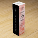 Elegant 35. Geburtstagsfeier der Korallen Weinbox<br><div class="desc">Fügen Sie mit dieser Weingeschenkbox eine besondere Touch zu den 35. Hochzeitstag-Festen hinzu! Elegante schwarze Serifen und serifenlose Schriftzeichen mit hexagonalen Konfetti auf einem Korallenhintergrund fügen diesem besondere Anlass eine unvergessliche Touch und einen außergewöhnlichen Meilenstein. Passen Sie sich die Namen des glücklichen Paares an und die Jahre der Ehe oder...</div>