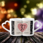 Elegant 37. Alabaster Hochzeitstag Liebestassen<br><div class="desc">Nichts sagt "Sie vervollständigen mich" oder "Ihre bessere/andere Hälfte" als die Tasse dieser 37. Alabaster Hochzeitstag Liebhaber. Elegante Schriften auf cremefarbenen, feinkörnigen, weißen und goldgelben Marmorböden aus Rose verleihen diesem besondere Anlass eine unvergessliche Touch und einen außergewöhnlichen Meilenstein. Passen Sie sich mit den Namen des Paares an, und die Jahre...</div>
