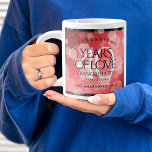 Elegant 40. Ruby Hochzeitstag Feier Jumbo-Tasse<br><div class="desc">Feiern Sie den 40. rubinischen Hochzeitstag mit ein paar dieser stilvollen Riesenkaffees! Elegante Schrift mit sechseckigen Konfetti auf rubinrotem Hintergrund verleihen diesem besondere Anlass eine unvergessliche Touch und einen außergewöhnlichen Meilenstein. Personalisieren Sie die Namen des Paares, die Ehedaten und/oder Glückwunschnachrichten. Umkehrung zeigt identisches Design. Design © W.H. Sim, Alle Rechte...</div>
