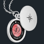 Elegant 40. Ruby Wedding Jubiläum Medaillon<br><div class="desc">Gedenken Sie den 40. Hochzeitstag mit diesem eleganten Schloss! Elegante schwarze Serifen und serifenlose Schriftzeichen mit hexagonalen Konfetti auf rubinrotem Hintergrund fügen diesem besondere Anlass eine unvergessliche Touch und einen außergewöhnlichen Meilenstein hinzu. Passen Sie sich mit den Namen des glücklichen Paares an. Fügen Sie noch mehr Anpassung mit einem Datum...</div>