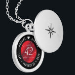 Elegant 42. Jasper Hochzeitstag Medaillon<br><div class="desc">Feiern Sie das 42. Hochzeitsjubiläum mit diesem Gedenklocket! Elegante, weiße Schriften auf marmorrotem Kirschrot sorgen für eine unvergessliche Touch für diesen besondere Anlass und einen außergewöhnlichen Meilenstein. Passen Sie die Namen der glücklichen Paare an und fügen Sie ein Datum für ihren Jasper-Jubiläum hinzu. Design © W.H. Sim. Weitere Informationen unter...</div>