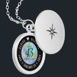 Elegant 43. Opal Hochzeitstag Medaillon<br><div class="desc">Feiern Sie den 43. Hochzeitstag mit diesem eleganten Schloss! Elegante schwarze Serifen und serifenlose Schriftzeichen mit hexagonalen Konfetti auf einem irisierenden opalen Hintergrund fügen diesem besondere Anlass eine unvergessliche Touch und einen außergewöhnlichen Meilenstein hinzu. Passen Sie sich mit den Namen des glücklichen Paares und den Terminen für ihr opales Jubiläum...</div>