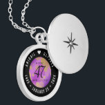 Elegant 47. Geburtstag von Amethyst Medaillon<br><div class="desc">Feiern Sie den 47. Hochzeitstag mit diesem eleganten Schloss! Elegante Schwarz-Weiß-Schriften mit vergoldeten sechseckigen Konfetti auf einem amethystischen lila Hintergrund fügen diesem besondere Anlass eine unvergessliche Touch und einen außergewöhnlichen Meilenstein hinzu. Passen Sie die Namen der glücklichen Paare an und fügen Sie Termine für ihren Amethyst-Jubiläum hinzu. Design © W.H....</div>