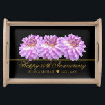 Elegant 50th Wedding Anniversary Floral Gold Black Serviertablett<br><div class="desc">Drei schöne lila Dahlia-Blume mit schwarzem Hintergrund. Dieses wunderschöne botanische 50. Hochzeitstag-Mémento-Tablett kann mit Ihrer Jubiläumsbotschaft,  Namen und Daten in einem prächtigen Goldskripttypografie-Schriftart angepasst werden. Nutzen Sie es auch für andere Gelegenheiten!</div>
