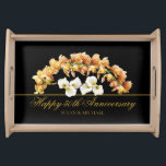 Elegant 50th Wedding Anniversary Floral Gold Black Serviertablett<br><div class="desc">Herrlicher Strauß aus gelben Orchideen und Blume aus weißer Lilie vor schwarzem Hintergrund. Dieses wunderschöne botanische 50. Hochzeitsjubiläumsmemento-Tablett kann mit Ihrer Jubiläumsbotschaft und den Namen des Ehepaares in einem prächtigen Goldskripttypografie-Schriftart angepasst werden.</div>