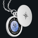 Elegant 51. Saphire Hochzeitstag Medaillon<br><div class="desc">Feiern Sie das 51. Saphir Hochzeitstag im Stil mit diesem Gedenklocket! Elegante Schwarz-Weiß-Schriften mit sechseckigen Konfetti auf saphirblauem Hintergrund sorgen für eine unvergessliche Touch für diesen besondere Anlass und einen außergewöhnlichen Meilenstein. Passen Sie sich die Namen der glücklichen Paare an und fügen Sie Termine für ihren Saphirjubiläum hinzu. Design ©...</div>