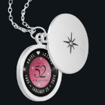 Elegant 52. Star Ruby Wedding Jubiläum Medaillon<br><div class="desc">Feiern Sie das 52. Hochzeitsjubiläum mit diesem Gedenklocket! Elegante Schwarz-Weiß-Schrift mit stylisierten Sternen, die auf einem roten Hintergrund glänzen, verleihen diesem besondere Anlass eine unvergessliche Touch und einen außergewöhnlichen Meilenstein. Passen Sie sich die Namen der glücklichen Paare an und fügen Sie Termine für ihren Star Ruby-Jahrestag hinzu. Design © W.H....</div>