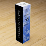 Elegant 65. Blue Sapphire Hochzeitstag Weinbox<br><div class="desc">Fügen Sie mit dieser Weingeschenkbox eine besondere Touch zu den 65. Hochzeitstag-Feiern hinzu! Elegante schwarze Serifen und serifenlose Schriftzeichen mit hexagonalen Konfetti auf einem saphirblauen Hintergrund sorgen für eine unvergessliche Touch für diesen besondere Anlass und einen außergewöhnlichen Meilenstein. Passen Sie sich die Namen des glücklichen Paares an, die Jahre der...</div>